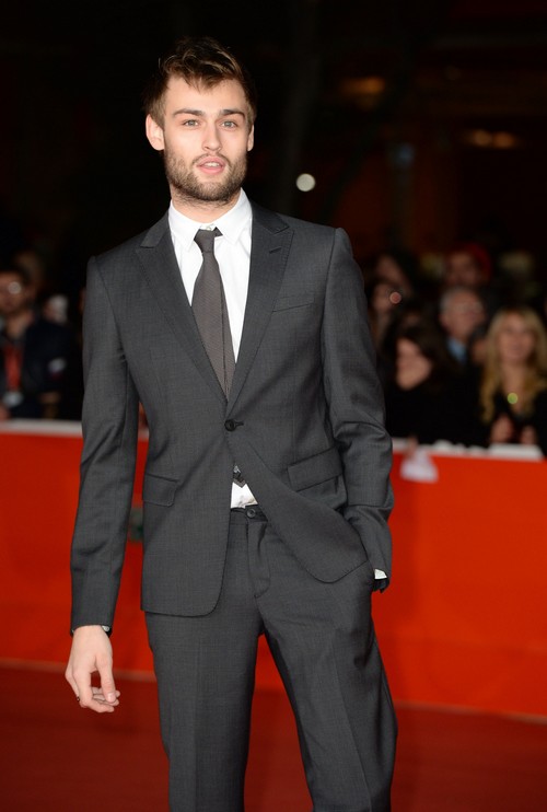 Taylor Swift Dating Douglas Booth, Hooking Up With “Romeo And Juliet” Actor (PHOTOS)