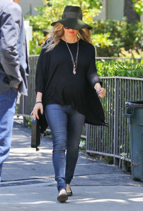 Fergie Baby Bump Revealed In Stunning, Flowing Black Top! (Photo)