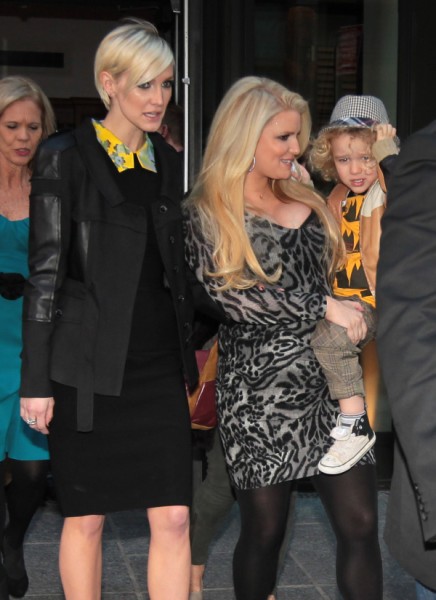 Ashlee Simpson Feuding With Jessica Simpson Because She’s Fat