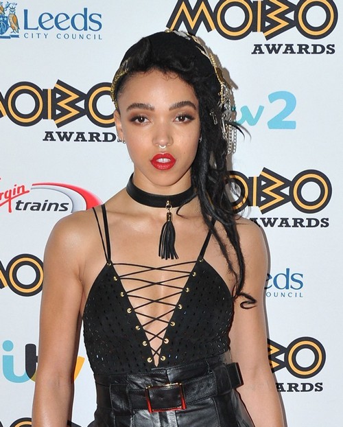 FKA Twigs Puts Her Career Before Robert Pattinson’s – Still Using RPatz at MOBO Awards?