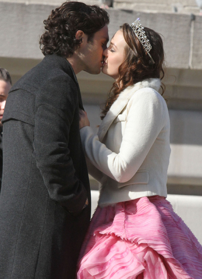 Gossip Girl Photo Spoiler: Dan And Blair Kiss?! Why?