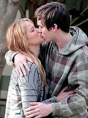 Jennifer Lawrence Hungers For Boyfriend Nicholas Hoult But Her Mama Says No Way