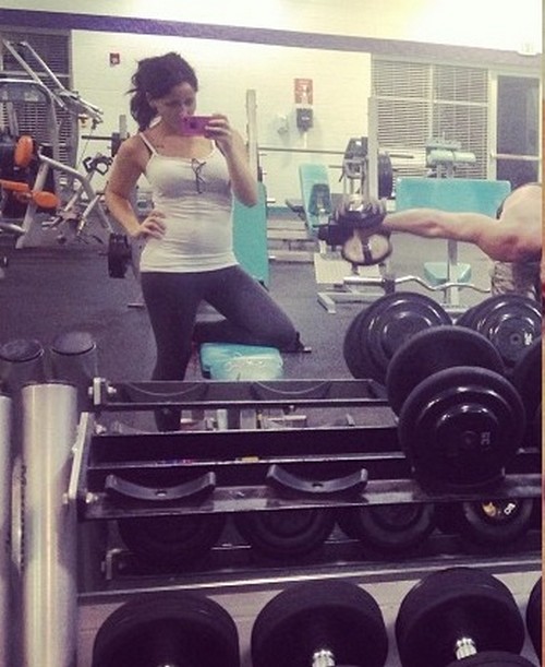Jenelle Evans Posts Trashy Baby Bump Pics That Don’t Make Sense (PHOTOS)