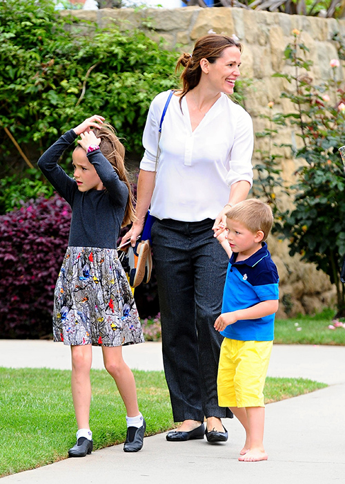 Ben Affleck Pretends To Be Jennifer Garner’s Doting Husband: Afraid Of Costly Divorce?