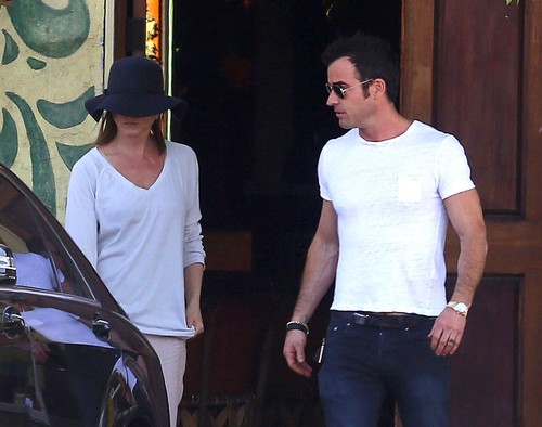 Jennifer Aniston Jealous of Angelina Jolie’s Directing Success – Jen Hides Her Face (PHOTOS)