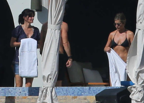 Jennifer Aniston and Justin Theroux Party in Cabo with Courteney Cox and their Famous Friends! (PHOTOS)