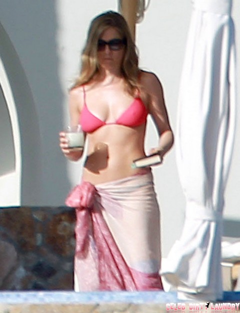 Jennifer Aniston is NOT Pregnant – NO Baby Bump (Photos)