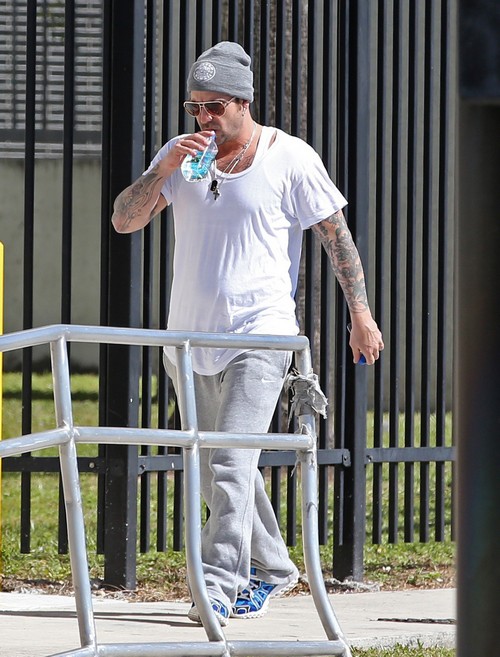 Jeremy Bieber Takes Justin Out Bar-Hopping and Drinking Alcohol After Arrest – Then Defends Son on Twitter