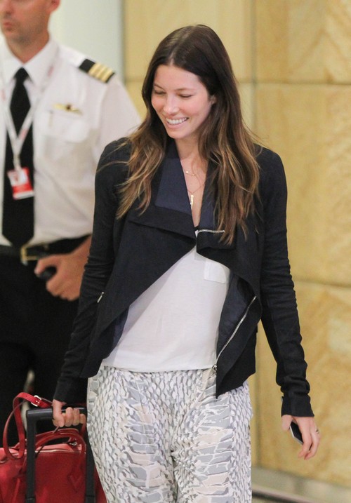 Jessica Biel Pregnant – Spotted With Baby Bump on Bondi Beach In Australia – Justin Timberlake a Father (PHOTOS)