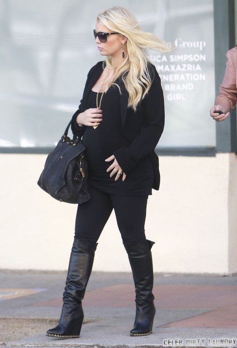 Jessica Simpson Wants Baby Genius – Reads To Baby Bump