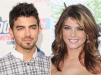 Joe Jonas & Ashley Greene’s PDA-filled lunch date! And Other Hanging Laundry