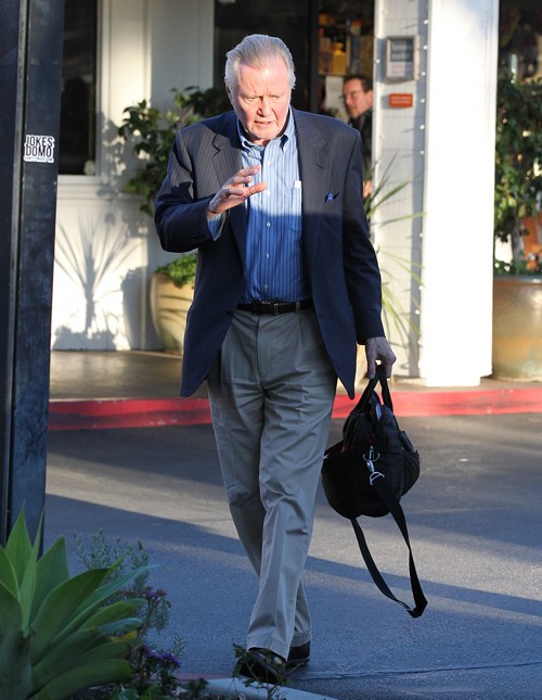 Jennifer Anniston Hanging Out With Angelina Jolie’s Dad Jon Voight – Innocent Friendship or Attempt To Nettle Angie