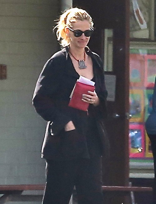 Julia Roberts Claims She’s ‘Heartbroken’ Over Half-Sister Nancy Motes’ Suicide – Trying to Repair Mean Girl Image