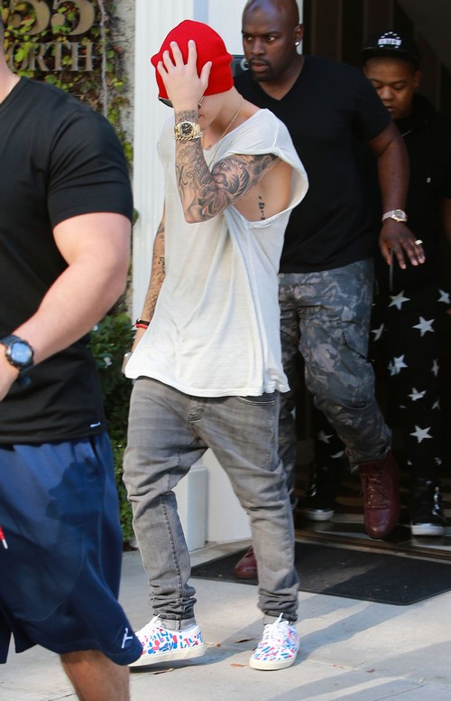 Orlando Bloom Punches Justin Bieber: Restaurant Fight Over Miranda Kerr and Selena Gomez – Biebs Runs Away! (VIDEO)