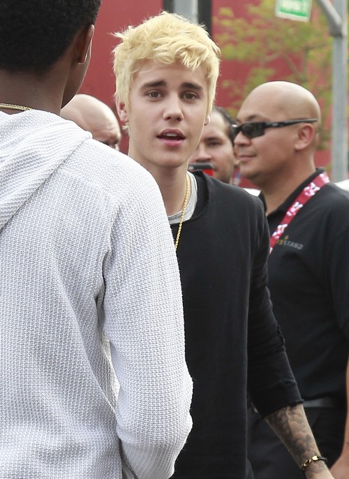 Hailey Baldwin Claims She’s Not Dating Justin Bieber – Lying?