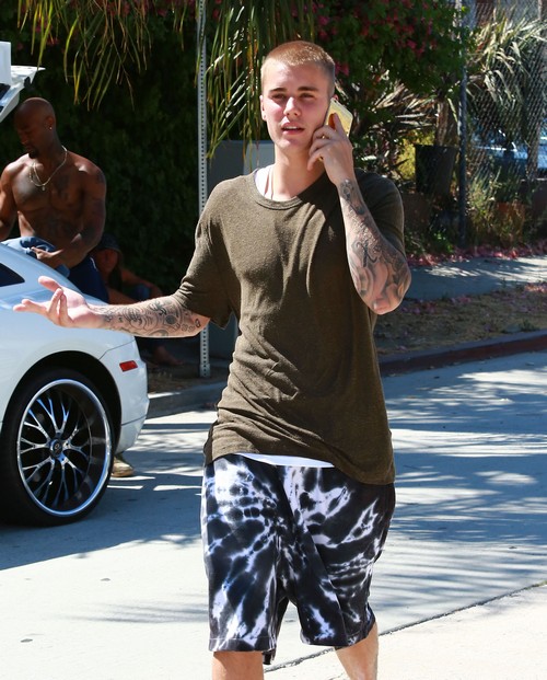 Justin Bieber Hooking Up With Staff Member, Leaves Selena Gomez Jealous?