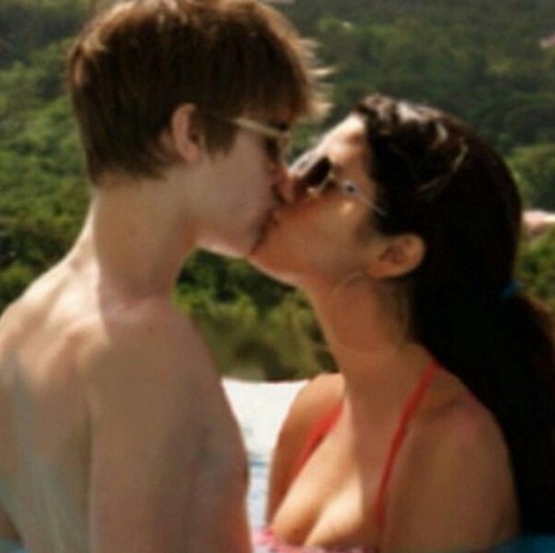 Selena Gomez Likes Justin Bieber Kiss: Instagram Photo of Hot Smooch
