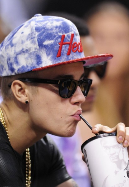 Justin Bieber Spits In ANOTHER Man’s Face After Thinking He Was Taking His Picture At Club