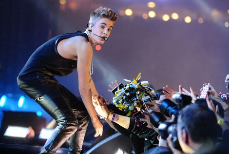 Justin Bieber: Dark Past Alleged In Tabloid Report – Father Comes Forth