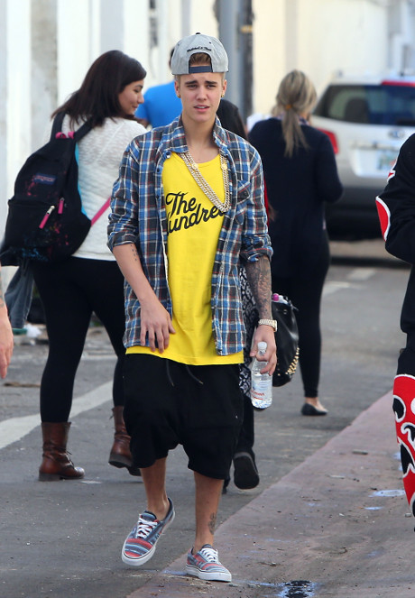 Justin Bieber’s Bodyguard Steals Paparazzo’s Camera In Atlanta And Takes Off Like A Bandit!