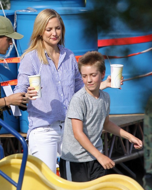 Nick Jonas Dating Kate Hudson Confirmed: Nick’s ‘Fallen Hard’ – Hudson Just Going Through Midlife Cougar Crisis?