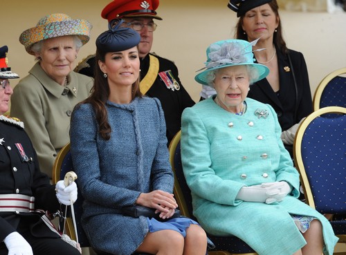 Kate Middleton Urged to Move Back To Kensington Palace by Queen Elizabeth: Wants Princess Charlotte Far From Carole Middleton?
