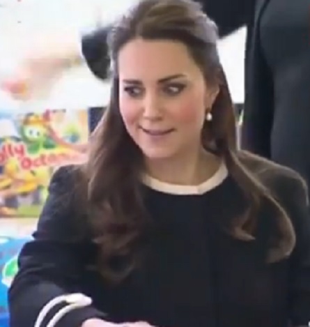 Queen Elizabeth Upset With Kate Middleton Eye Roll To “Keep Wrapping” Order At NYC Children’s Charity Event