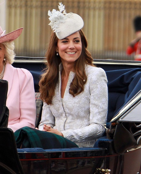 Kate Middleton at Queen Elizabeth’s 88th Birthday Celebration: Smiling and Stunning Pics -Trooping the Color Parade (PHOTOS)