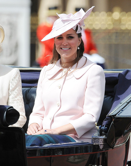 Kate Middleton Baby Boy or Baby Girl? The Queen MUST Be Told First!