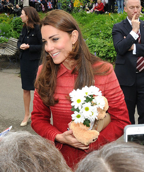 Kate Middleton Not Pregnant – Drinks Whisky and Destroys Pregnancy Rumors By Swigging Scotch Alongside Prince William! (PHOTOS)