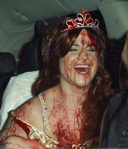 Kelly Osbourne Drunk: Heckles Joan Rivers During Sell-Out Show – Headed Back to Rehab?