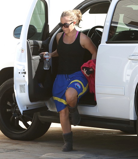 Kendra Wilkinson Lies To Fans About Cheating Hubby Hank Baskett And Transsexual Model – Claims Ignorance!