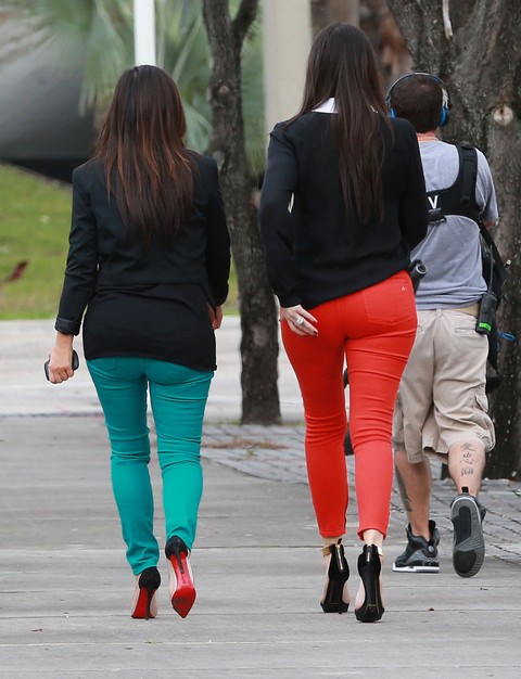 Khloe Kardashian and Kim Post Big Butt Instagram Selfies: Who is The Bigger A**? (PHOTOS)