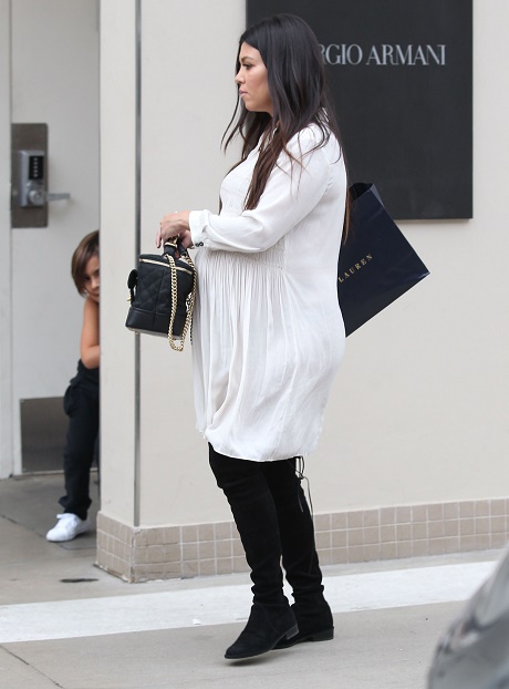 Kourtney Kardashian Walks Out On Scott Disick – Sick And Tired Of His Pathetic Drunk Behavior!