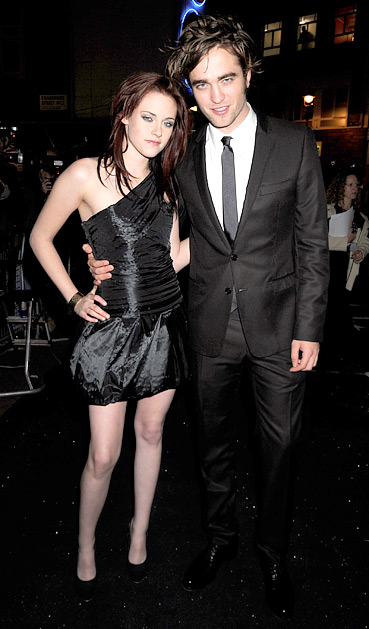 Robert Pattinson & Kristen Stewart Caught Kissing…..First Time Ever