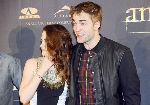 Kristen Stewart Pining For Robert Pattinson and FKA Twigs, Waiting For Break Up – Wants Twilight Boyfriend Back?
