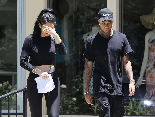 Kylie Jenner’s Plastic Surgery Out Of Control: Momager Kris Jenner Trying To Stop KUWTK Teen Before She Ruins Her Body