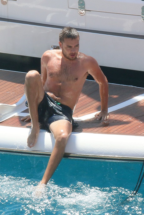 Liam Payne Nude Pictures Leak Featuring Secret Gay Life: One Direction Member Claims They’re TOTALLY Fake!