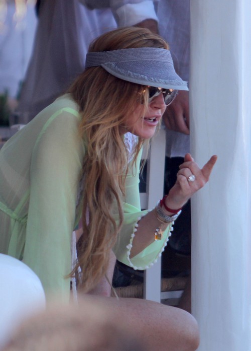 Lindsay Lohan Dines and Dashes In Mynokos After Racking Up $1300 Bill Eating Shrimp And Lobster