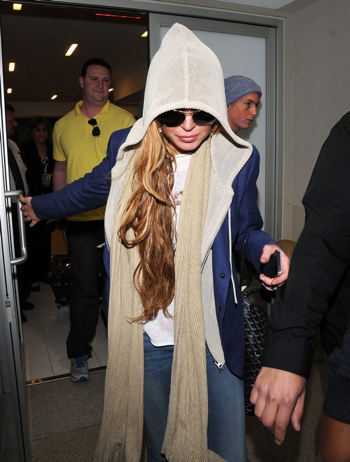Lindsay Lohan and Alec Baldwin Get Touchy Feely – Hilaria Freaks Out