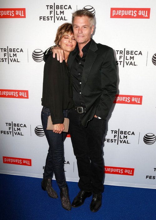 Lisa Rinna Mean Tweets RHOBH Kim Richards in Cruel Twitter Attack – “Too Drunk to Write Her Own Blog?”