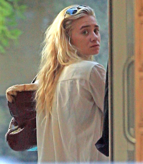 Mary-Kate And Ashley Olsen Hate Jessica Simpson: Jealous of Her Fashion Empire