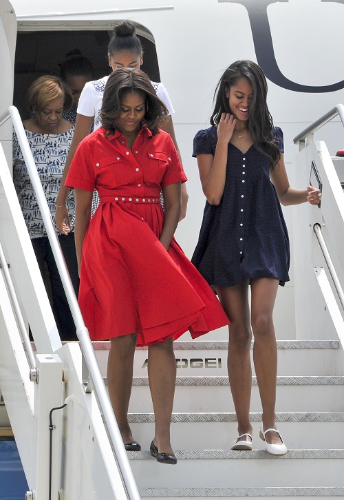 Queen Elizabeth Snubs Michelle Obama: Queen Ditches President’s Wife For Horse Races, Pawns Her Off On Prince Harry!