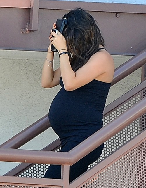 Mila Kunis Home Birth With Ashton Kutcher’s Sister-in-Law as Doula – Minimal Medical Intervention (PHOTOS)