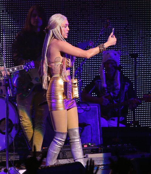 Miley Cyrus Ridicules Taylor Swift: Parades Squad During LA Show – Pam Anderson and Zac Efron Take Stage