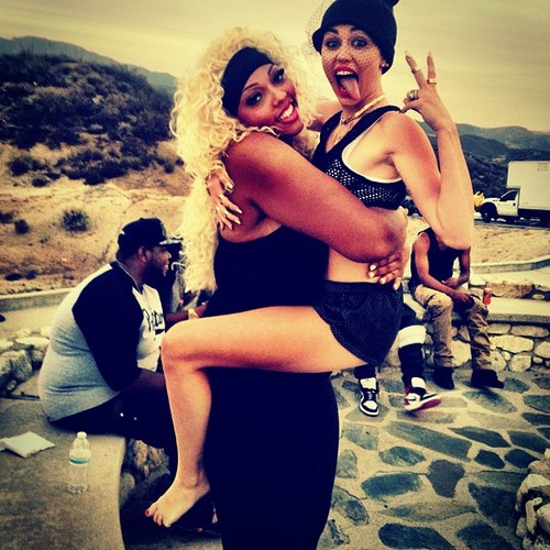 Miley Cyrus Tells Liam Hemsworth “I Love You”, Desperate For Reunion