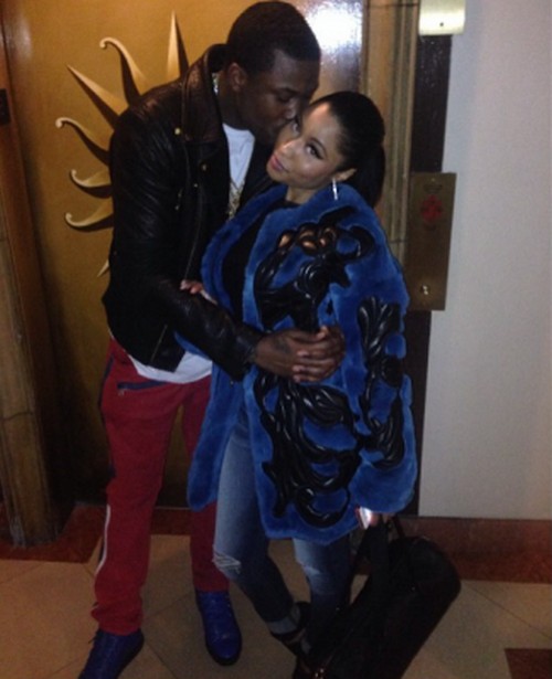 Nicki Minaj and Meek Mill Dating – Kissing Photo Confirms Relationship