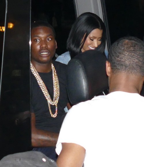 Nicki Minaj Pregnant With Meek Mill’s Baby: Rapper Demands Smoke Free Concert Tour, Tries To Hide Baby Bump?
