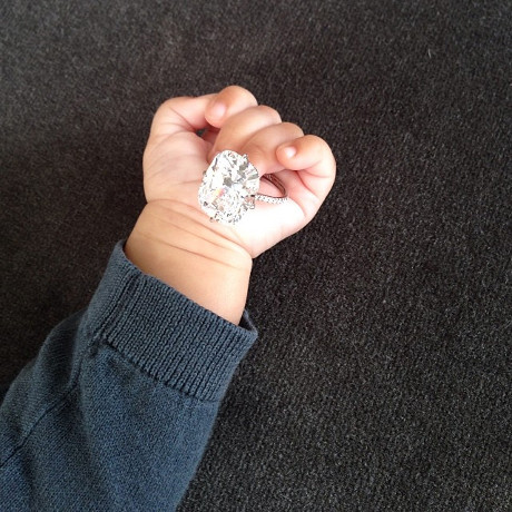 Kim Kardashian Lets North West Hold Her Enagement Ring: Oblivious to Choking Hazard (PHOTO)