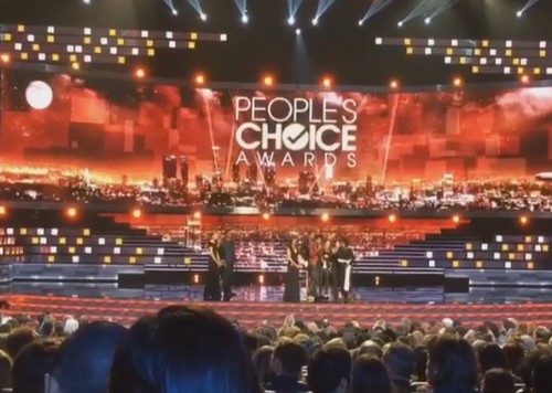 Kanye West Behind Zacari Nicasio Mic Grab From Sara Gilbert At 2016 People’s Choice Awards?